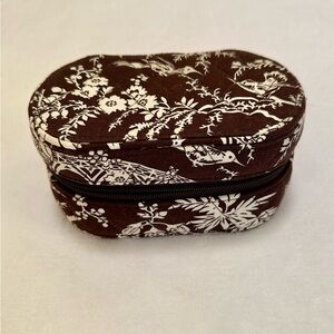 Vera Bradley - jewelry case - never used - brown and white toile